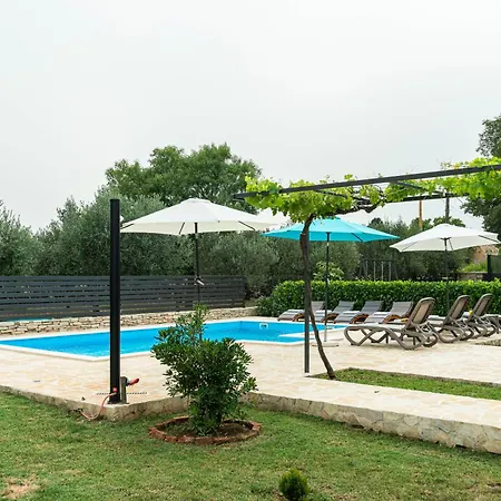 Ka Near Np Krka Waterfalls Oklaj