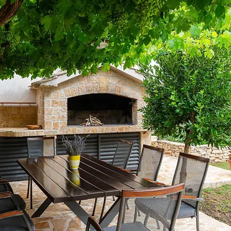 Ka Near Np Krka Waterfalls Vila Oklaj