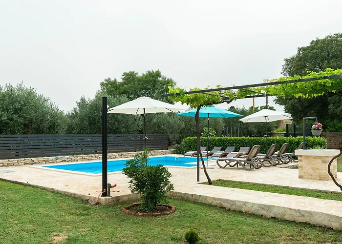 Ka Near Np Krka Waterfalls Oklaj