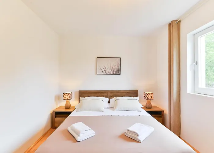 Ka Near Np Krka Waterfalls Oklaj